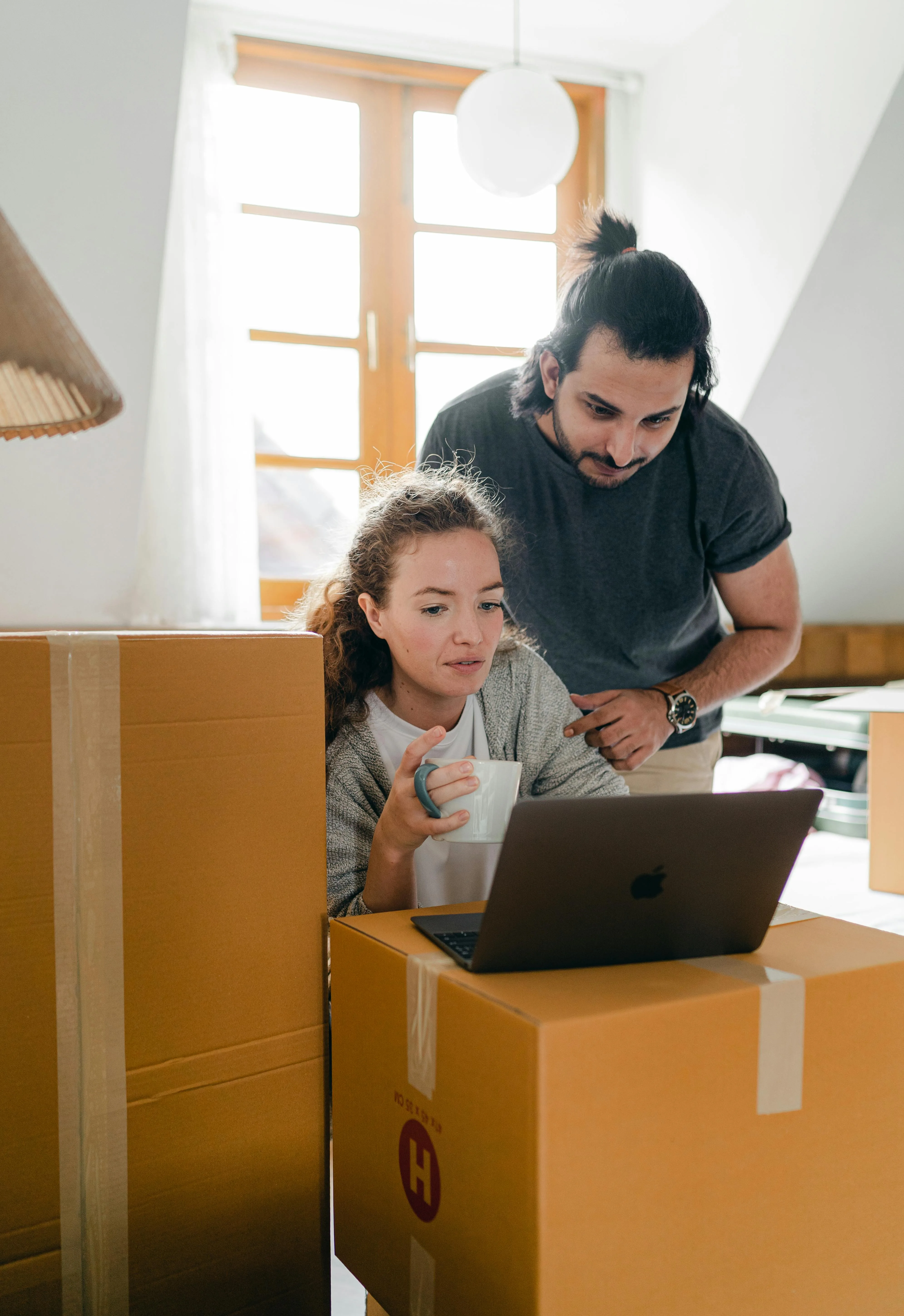 Dropshipping support team handling orders